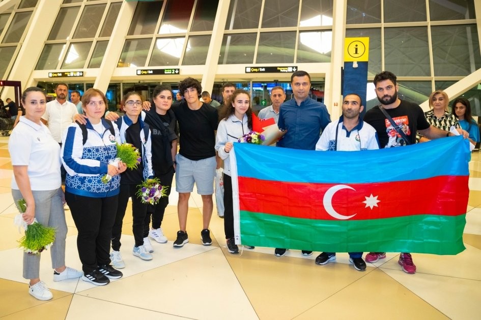 Dünya oyunlarında uğurlu çıxış edən paralimpiyaçılarımız Vətənə qayıdıblar - FOTO