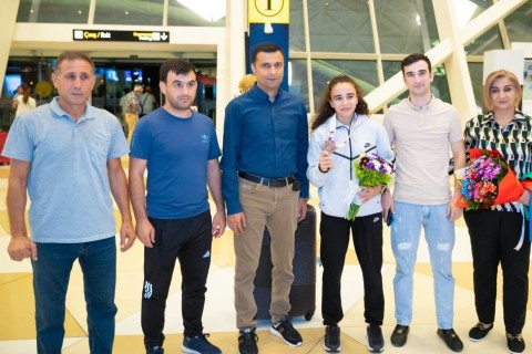 Dünya oyunlarında uğurlu çıxış edən paralimpiyaçılarımız Vətənə qayıdıblar - FOTO