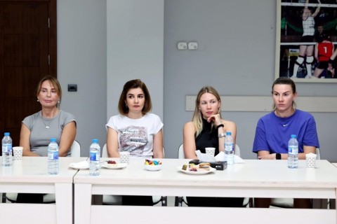 Federasiya prezidenti voleybol yığması ilə görüşdü