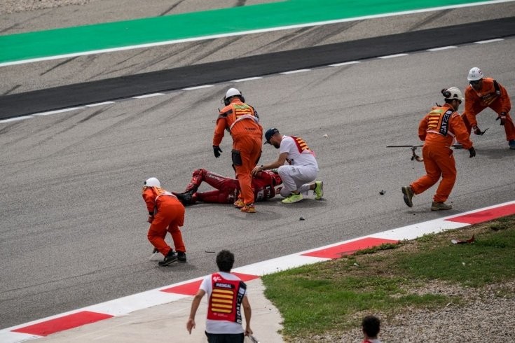 Motosikletdən yıxılan MotoGP çempionu Banyayanın ayağından başqa motosiklet keçdi