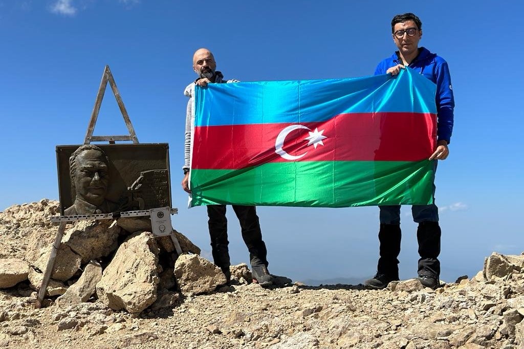 Fərid Qayıbov "Heydər zirvəsi"nə (3751 m) qalxıb - FOTO