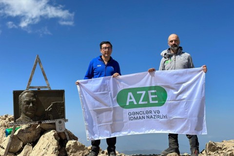Fərid Qayıbov "Heydər zirvəsi"nə (3751 m) qalxıb - FOTO