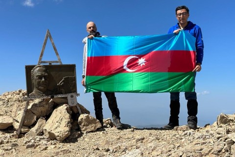 Fərid Qayıbov "Heydər zirvəsi"nə (3751 m) qalxıb - FOTO