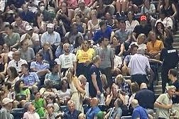 Болельщик приклеил себе ноги к полу во время матча Гауфф и Муховой на US Open
