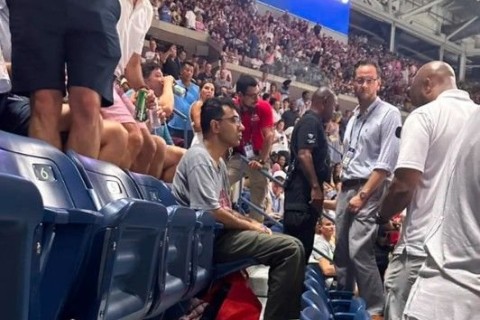 Болельщик приклеил себе ноги к полу во время матча Гауфф и Муховой на US Open
