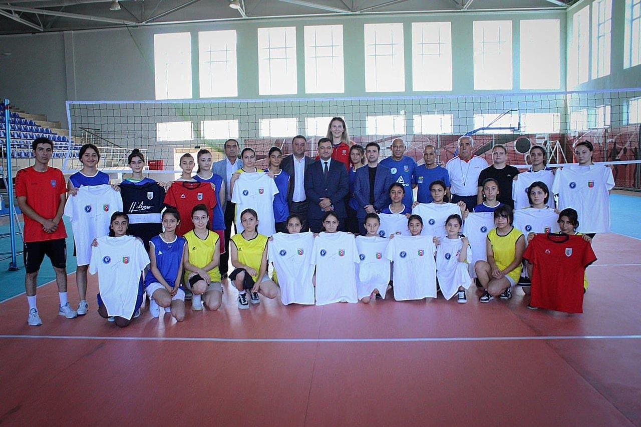 Ulduz voleybolçuların bölgələrdə gənc idmançılarla görüşü davam edir.