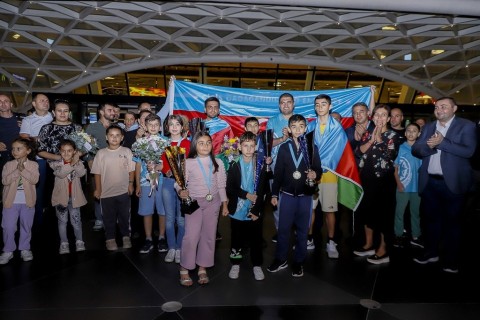 Чемпионы Европы вернулись на родину - ФОТО