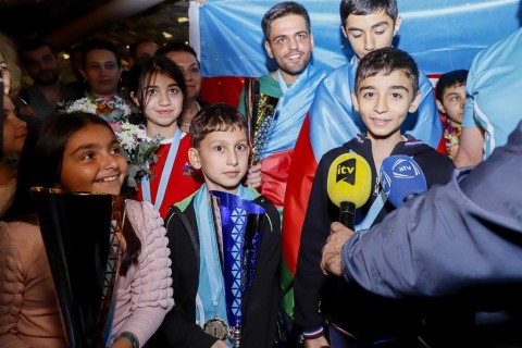 Чемпионы Европы вернулись на родину - ФОТО