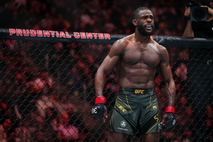 "Почему Адесанья получает это?" Стерлинг обвинил UFC в фаворитизме