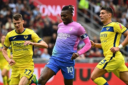 "Милан" обыграл "Верону" благодаря голу Леау