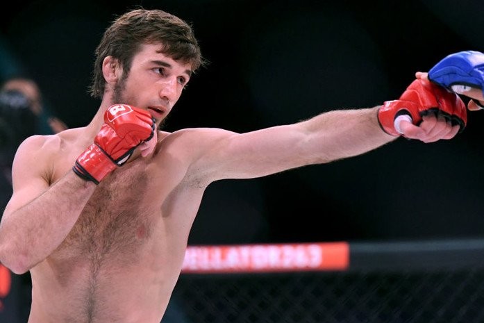 Хасан Магомедшарипов одержал досрочную победу на Bellator 299