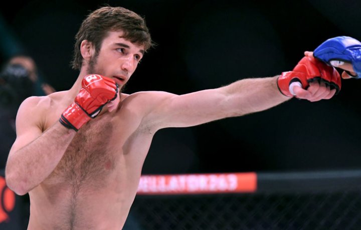 Хасан Магомедшарипов одержал досрочную победу на Bellator 299