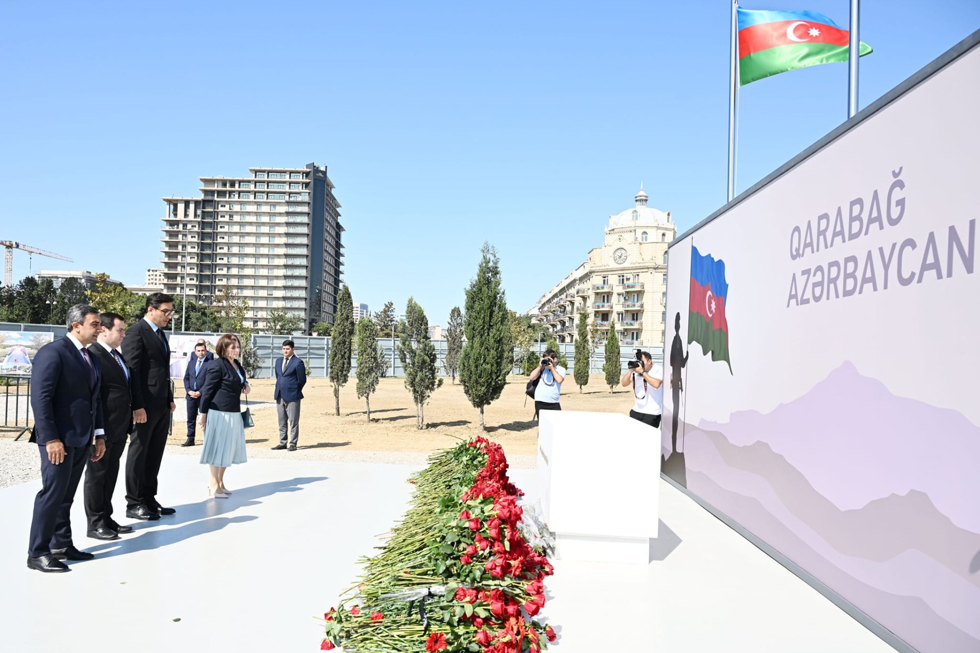 Коллектив Министерства молодежи и спорта почтил память шехидов - ФОТО