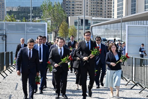 Коллектив Министерства молодежи и спорта почтил память шехидов - ФОТО