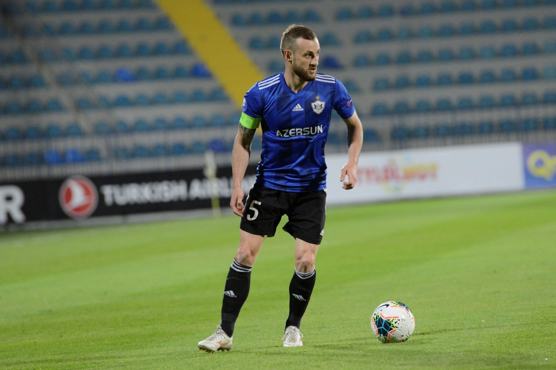 UEFA  Maksimi təbrik etdi
