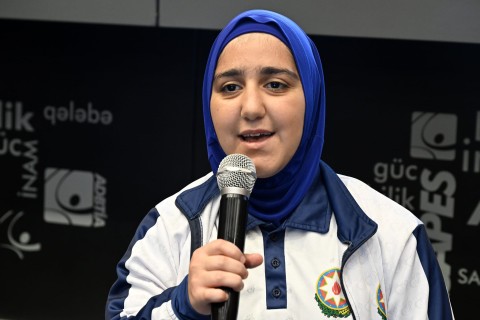 Fərid Qayıbov ölkəmizi uğurla təmsil etmiş idmançılar və onların məşqçiləri ilə görüşüb - FOTO
