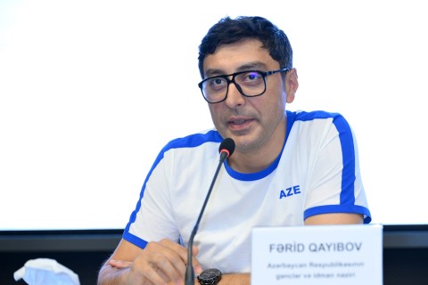 Fərid Qayıbov ölkəmizi uğurla təmsil etmiş idmançılar və onların məşqçiləri ilə görüşüb - FOTO