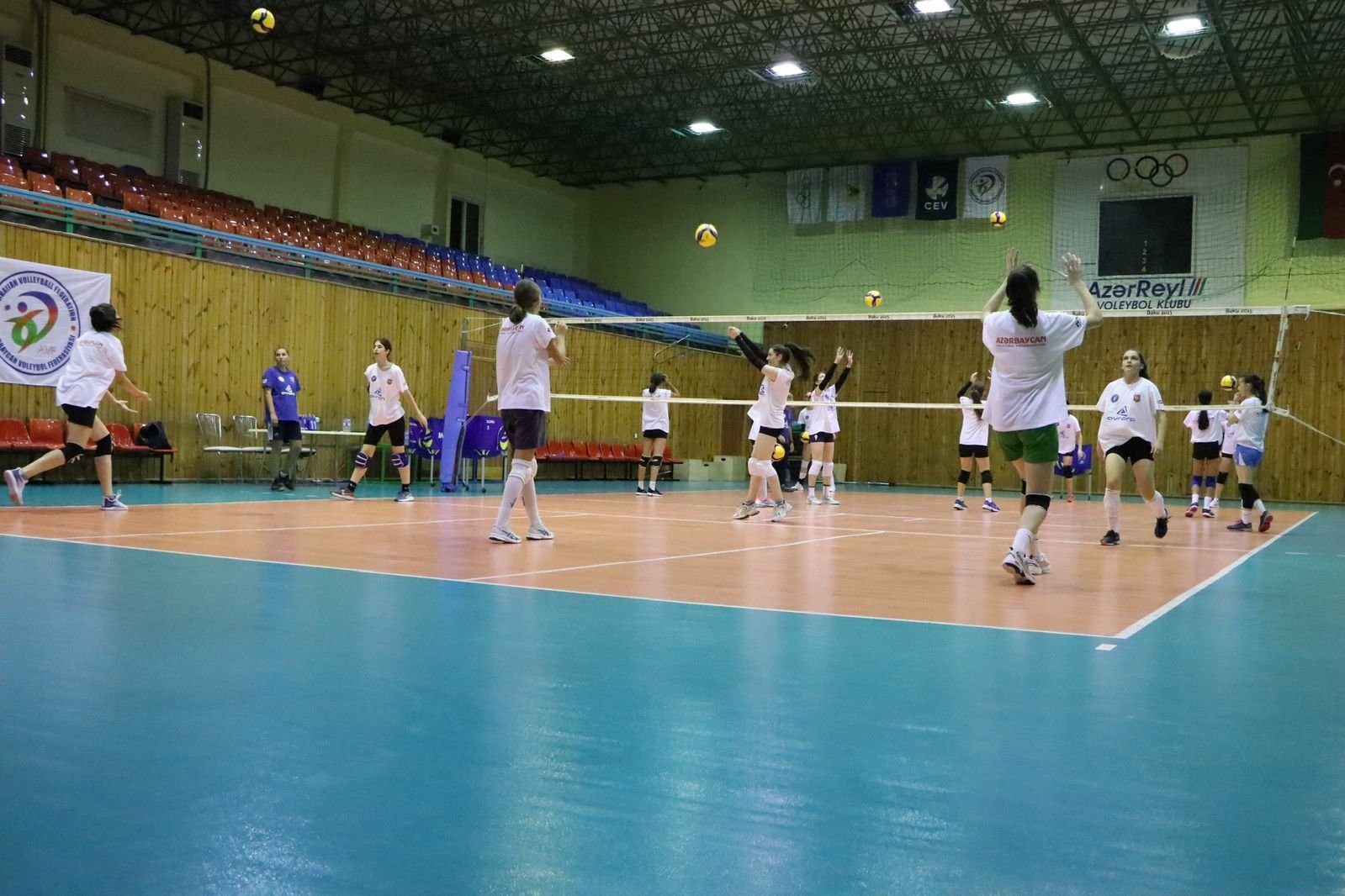 18 yaşadək volebolçu qızlardan ibarət millimiz növbəti yarışa hazırlaşır - FOTO