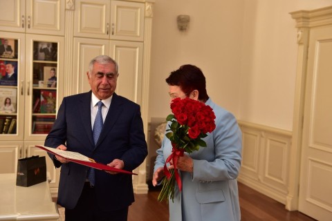 Lyudmila Şubinaya 75 illik yubileyi münasibətilə fəxri fərman təqdim olunub
