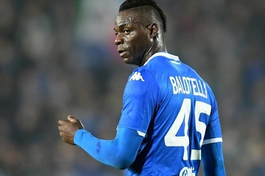 Балотелли выложил фото с кубком ЛЧ в ответ на критику Ибрагимовича