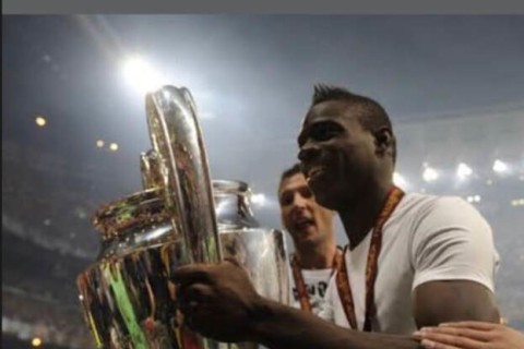 Балотелли выложил фото с кубком ЛЧ в ответ на критику Ибрагимовича