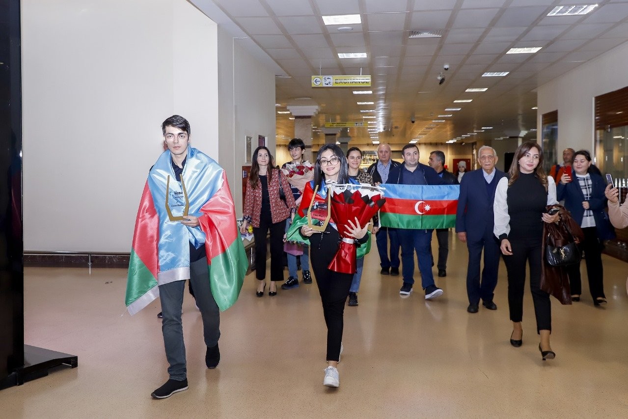 Dünya çempionatında tarixi nəticə qazanan Azərbaycan şahmatçıları Vətənə qayıdıblar - FOTO