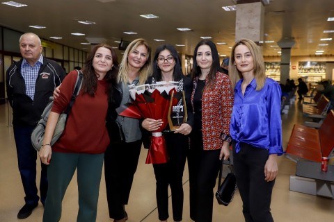 Dünya çempionatında tarixi nəticə qazanan Azərbaycan şahmatçıları Vətənə qayıdıblar - FOTO