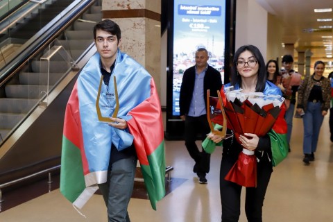 Dünya çempionatında tarixi nəticə qazanan Azərbaycan şahmatçıları Vətənə qayıdıblar - FOTO