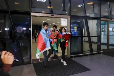 Dünya çempionatında tarixi nəticə qazanan Azərbaycan şahmatçıları Vətənə qayıdıblar - FOTO