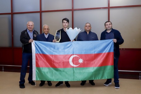 Dünya çempionatında tarixi nəticə qazanan Azərbaycan şahmatçıları Vətənə qayıdıblar - FOTO