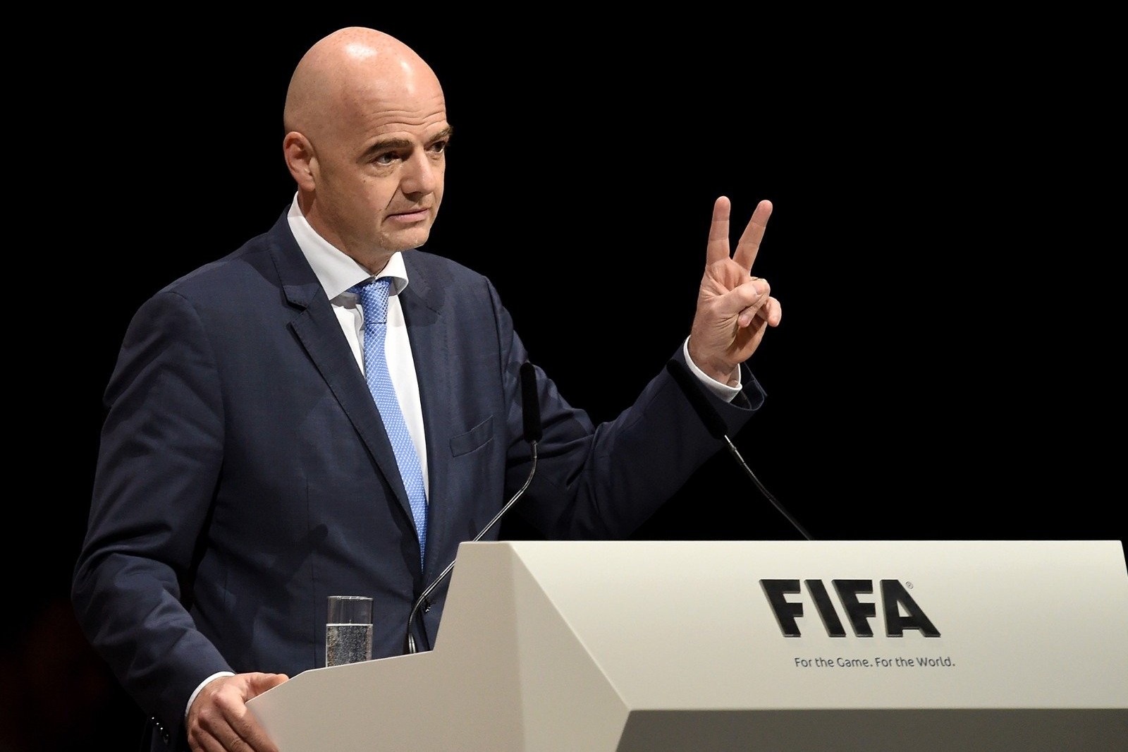 Президент ФИФА Инфантино прокомментировал нападение болельщиков "Марселя" на автобус "Лиона"