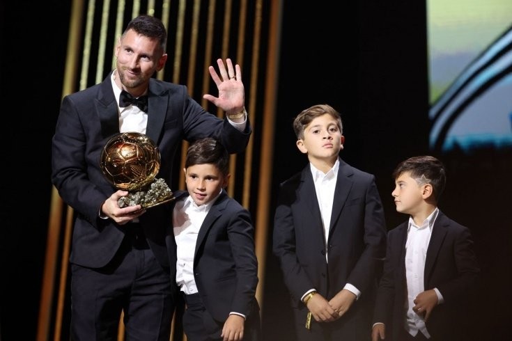 Lionel Messı wins record-extending eighth Ballon d’Or - PHOTO