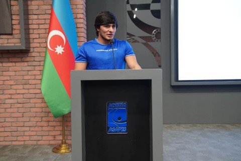 Fərid Qayıbov ötən ay ölkəmizi uğurla təmsil etmiş Azərbaycan idmançıları və onların məşqçiləri ilə görüşüb - FOTO