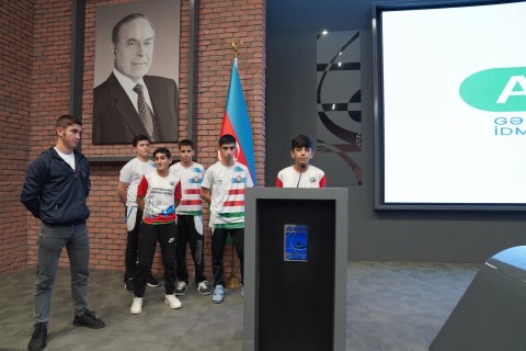 Fərid Qayıbov ötən ay ölkəmizi uğurla təmsil etmiş Azərbaycan idmançıları və onların məşqçiləri ilə görüşüb - FOTO