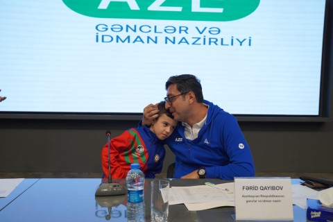 Fərid Qayıbov ötən ay ölkəmizi uğurla təmsil etmiş Azərbaycan idmançıları və onların məşqçiləri ilə görüşüb - FOTO