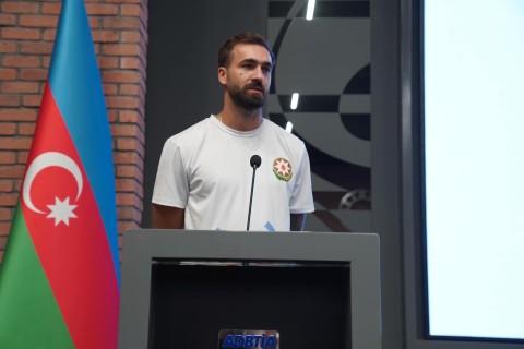 Fərid Qayıbov ötən ay ölkəmizi uğurla təmsil etmiş Azərbaycan idmançıları və onların məşqçiləri ilə görüşüb - FOTO