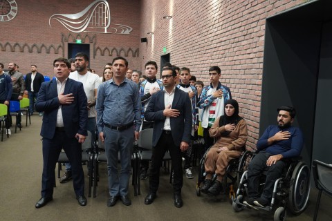 Fərid Qayıbov ötən ay ölkəmizi uğurla təmsil etmiş Azərbaycan idmançıları və onların məşqçiləri ilə görüşüb - FOTO