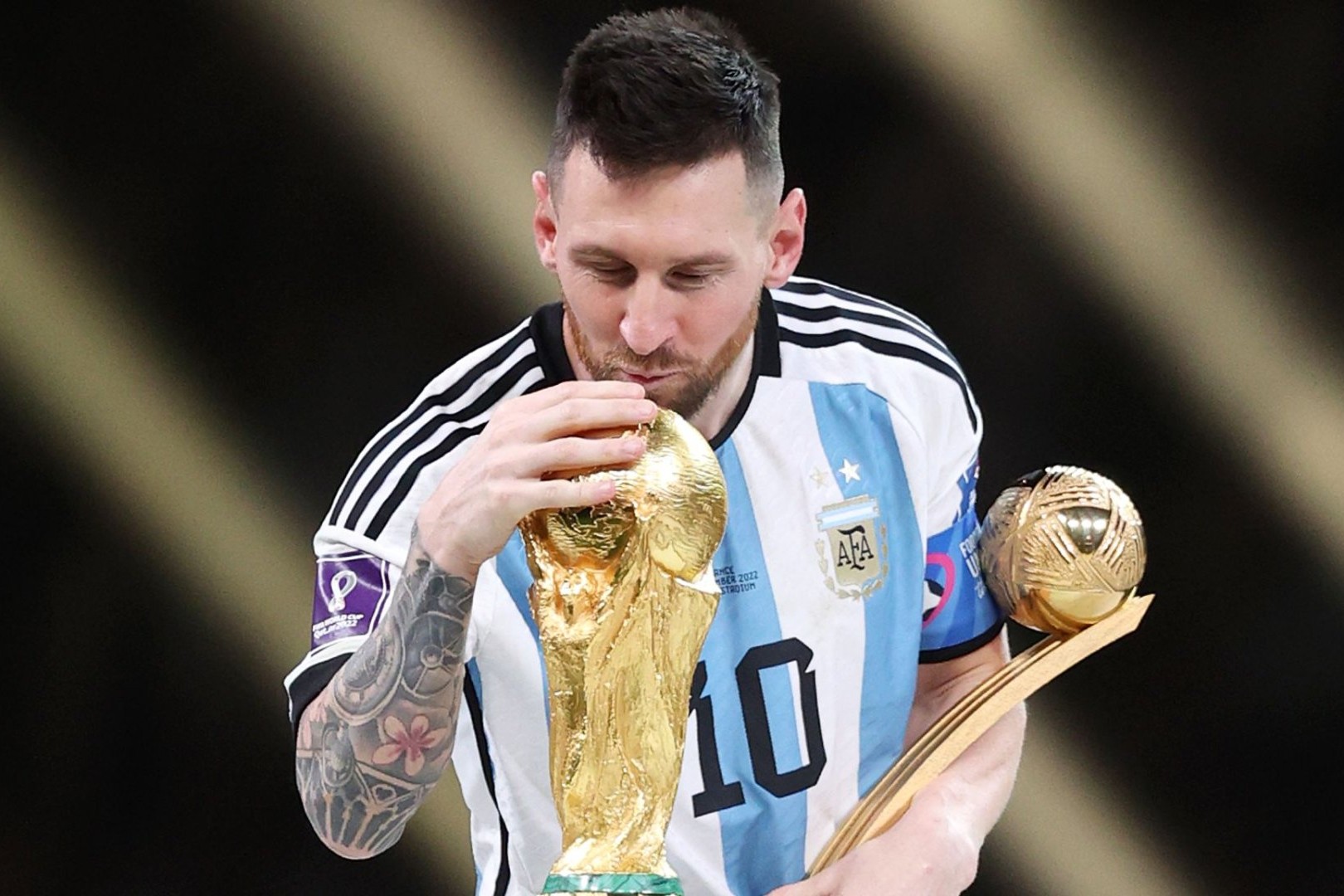 Messi: “İlk dəfə ona toxunmaq şansım oldu və öpmək istədim”