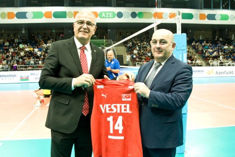 TVF prezidenti Akif Üstündağ Şahin Bağırova xatirə hədiyyəsi və forma təqdim edib