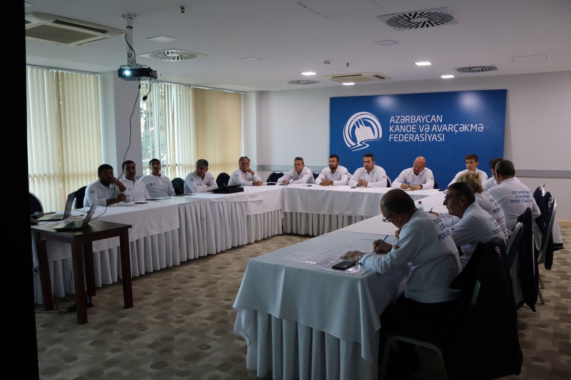 Kayak və kanoe növü üzrə məşqçilər üçün seminar keçirilir