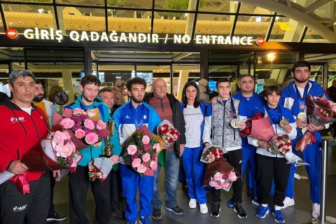 Avropa çempionatında rekord vuran Azərbaycan boksçuları Vətənə qayıdıb - FOTO