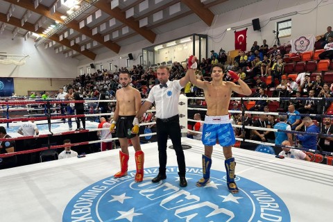 Kikboksçularımız dünya çempionatında ilk qələbələrini qazanıblar