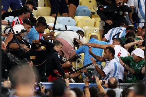 Brazil - Argentina match delayed after ugly fight in Maracana stands... - in a welter of blood - PHOTO-VIDEO