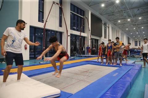 Güləşçilər idman gimnastları ilə məşq ediblər - FOTO