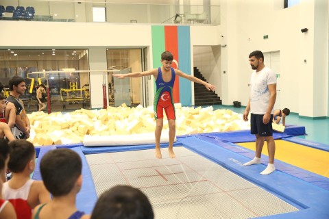 Güləşçilər idman gimnastları ilə məşq ediblər - FOTO