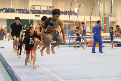 Güləşçilər idman gimnastları ilə məşq ediblər - FOTO