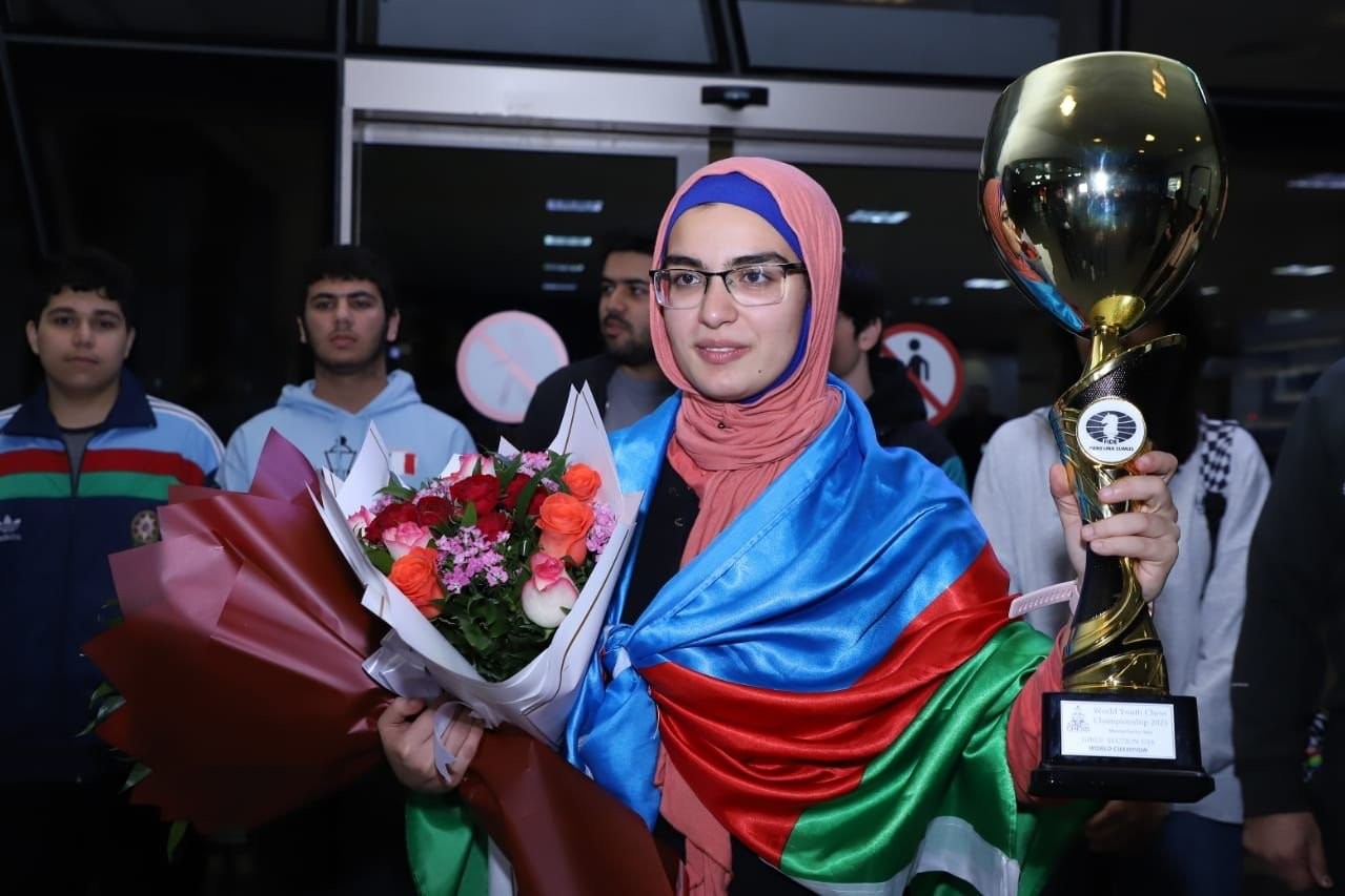 Dünya çempionumuz Vətənə qayıdıb - FOTO