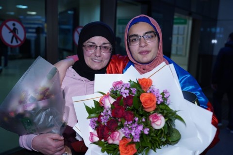 Dünya çempionumuz Vətənə qayıdıb - FOTO