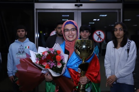 Dünya çempionumuz Vətənə qayıdıb - FOTO