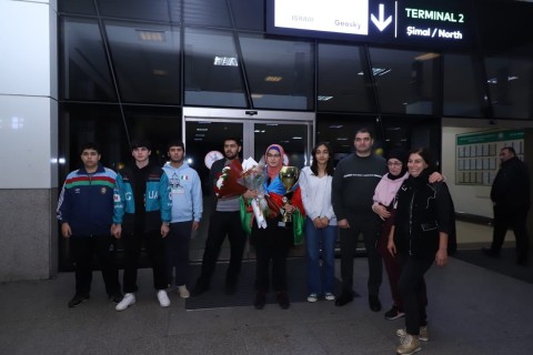 Dünya çempionumuz Vətənə qayıdıb - FOTO